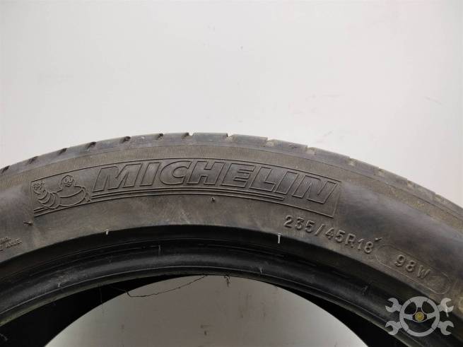  235/45 R18